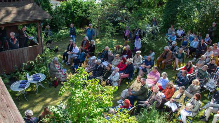 Jan Myrdalsällskapets Biblioteksdag på Snidaregatan 20, 19 juli 2023. Nästan 200 personer samlades i trädgården för att ta del av presentationen av Biblioteksboken.